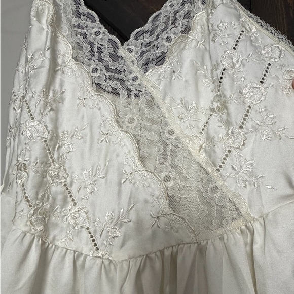 Vintage Victoria’s Secret Ivory Lace Satin Slip Nightgown XS/S Bridal - Picture 2 of 5